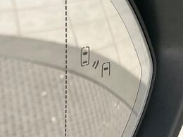 【ブラインドスポットモニター】走行中、ドアミラーの死角になりやすい箇所に後続車が接近するとサイドミラーのレンズに警告を表示！ドライバーに注意喚起をしてくれます。