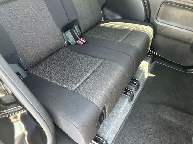 シートも大きな汚れやダメージはございません。納車前には室内クリーニングを施工し、綺麗な状態で納車します。