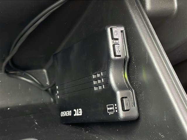 【ETC】有料道路を利用する際に料金所で停止することなく通過できる、ETC車載器（ノンストップ自動料金収受システム機器）が装備されています。セットアップを行うことで利用可能になります。