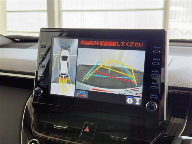 【バックガイドモニター】車両後方の映像をナビ画面に表示し、駐車などの後退操作をサポートします。