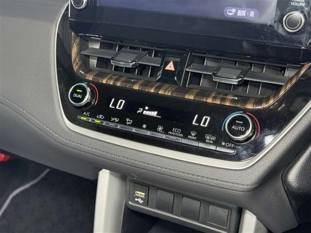 【オートエアコン】「AUTO」スイッチを押すだけで、冷暖房の切り替えや風量、吹き出し口の調整などを自動で行います。