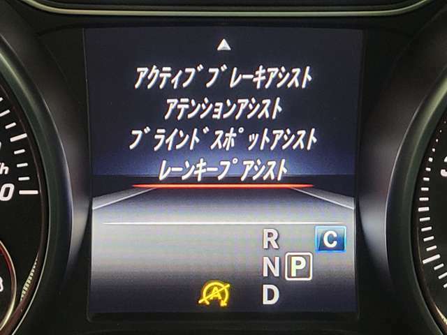 人気のレーダーセーフティパッケージは、プレセーフブレーキとディストロニックプラス、レーンキープアシスト、ブラインドスポットアシストが備わります。