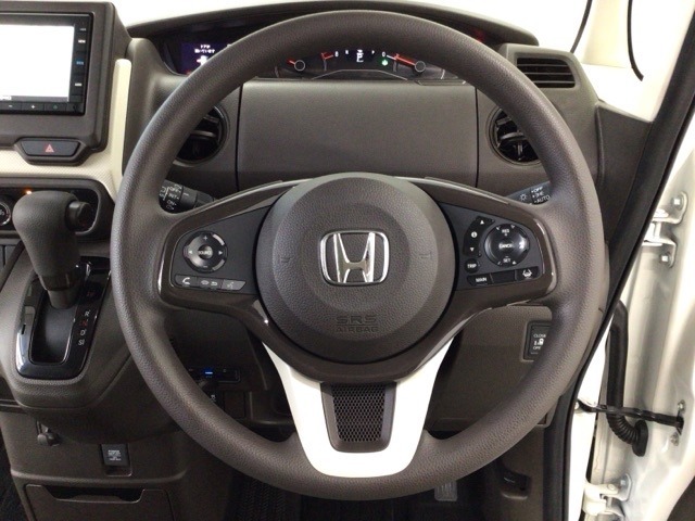 【ハンドル】運転にかかわる様々な操作を安全に行えるように視点移動が少なく操作性に配慮されたスイッチ類が凝縮されたコックピットです。