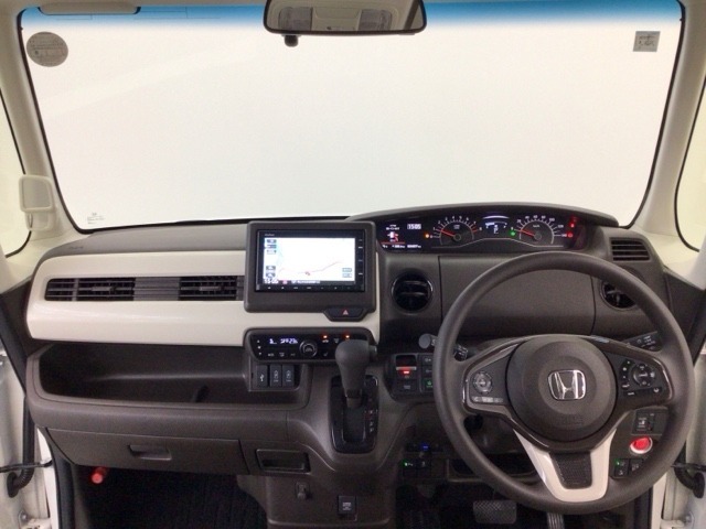 【前方視界】開放的な前方視界！運転がしやすく疲れにくいです♪窓が大きく、見通しがとっても良いおクルマですよ♪