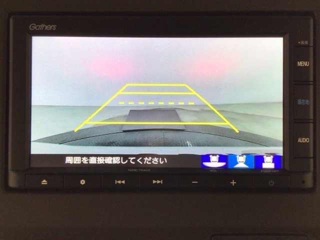 【バックカメラ】運転が苦手な方も車庫入れラクラクです！ギアをリバースに入れれば自動的に切り換わりますので、面倒な操作は不要です♪狭い駐車場もお車を傷つけず安心ですね！