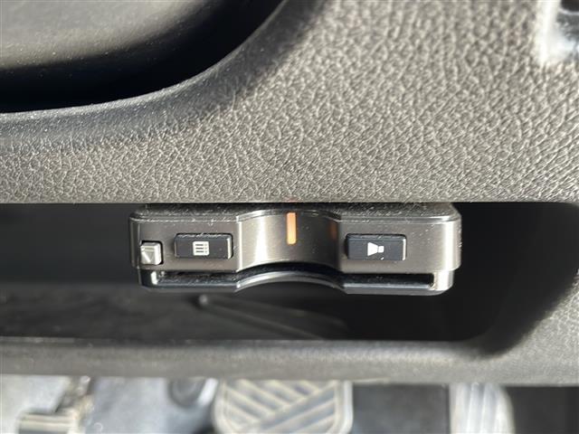 【ETC】有料道路を利用する際に料金所で停止することなく通過できる、ETC車載器（ノンストップ自動料金収受システム機器）が装備されています。セットアップを行うことで利用可能になります。