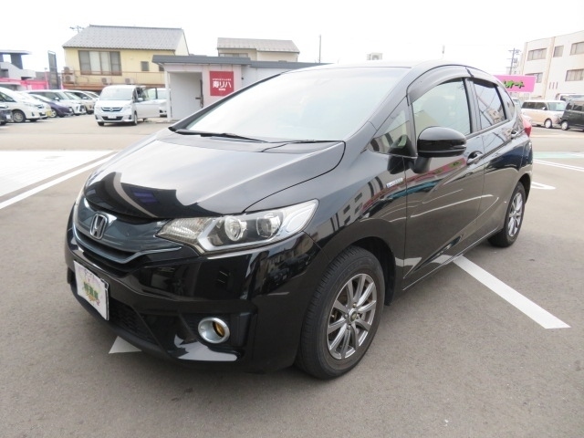 軽自動車・コンパクトカー・ミニバン・SUVなど、常時100台揃っている展示場へようこそにゃん！いろんなクルマがあるにゃん！