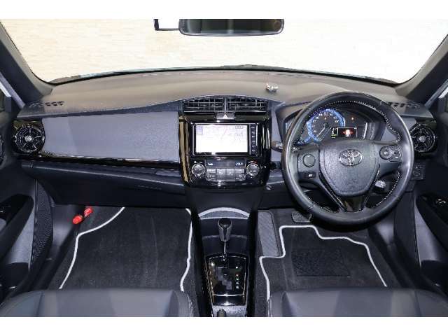 操作性に優れた運転席となります！小物入れや各ボタンの配置にこだわり、使いやすいです！座り心地もよく視認性も良好なのでロングドライブもお任せ下さい！