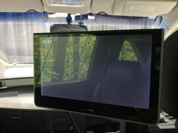 【後席モニター】家族や友人とお出かけする機会が多い方に大人気の後席モニターを装備！見やすい位置に画面がありテレビやDVDの視聴も快適！友達もお子様も、後席にしか乗らなくなるかも？？