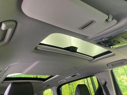 【ツインムーンルーフ】大型のガラスルーフ搭載で車内の解放感が一気にアップ！開放的なドライブをお楽しみいただけます。