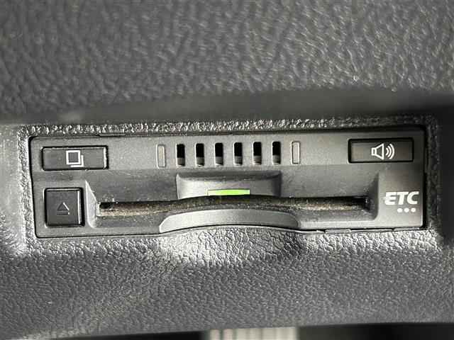 有料道路を利用する際に料金所で停止することなく通過できる、ETC車載器（ノンストップ自動料金収受システム機器）が装備されています。セットアップを行うことで利用可能になります。