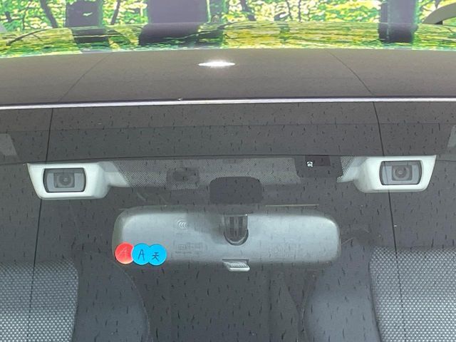 【アイサイトVer3】前方の車両等を検知し、衝突しそうな時は警報で注意を促し、ブレーキを踏む力をサポート。ブレーキを踏めなかった場合は衝突被害軽減ブレーキが作動、衝突回避をサポートします。