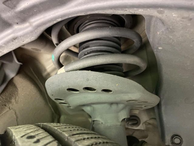 お車を安心してお乗りいただく為には、足回りの定期点検が欠かせません。サービスサポート（有償保証）では無料点検もご提供しており、安心のカーライフをお過ごしいただけるサポート体制が整っています。
