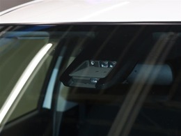【プリクラッシュセーフティシステム】レーザーレーダーと単眼カメラを併用したセンサーで前方の車両を検知し、それに基づく統合的な制御により、事故の回避や衝突被害の軽減を支援します。