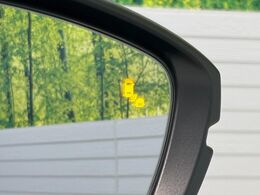 【ブラインドスポットインフォメーション】走行中、ドアミラーの死角になりやすい箇所に後続車が接近するとサイドミラー付近に警告を表示、ドライバーに注意喚起をしてくれます。