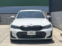 【BMWの伝統】BMWの特徴的な“キドニーグリル”は、80年以上続く伝統の形でございます。変わらないこだわりのデザインが、プレミアムブランド“BMW”を創り出します。