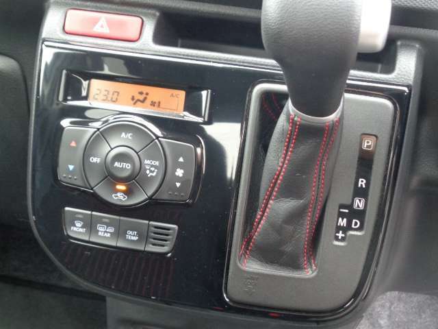 オートエアコン。車内を自動的に設定温度に調整します
