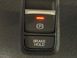 【電動パーキングブレーキ】パーキングブレーキは便利な電動式！ボタン一つで操作でき、アクセルを踏めば自動で解除されます♪レバーやペダルが無いので運転席廻りもすっきりしますね♪