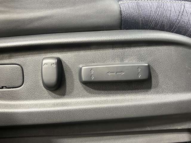 【電動パワーシート】最適なシートポジションを提供し快適にお過ごしいただけ、助手席は足元にお荷物を置いてもゆとりのある空間です。
