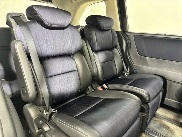 【2列目シート】店舗にて現車の確認も頂けますので、お電話で在庫のご確認の上是非ご来店くださいませ！！！後席モニター(フリップダウンモニター)の取付も可能です。