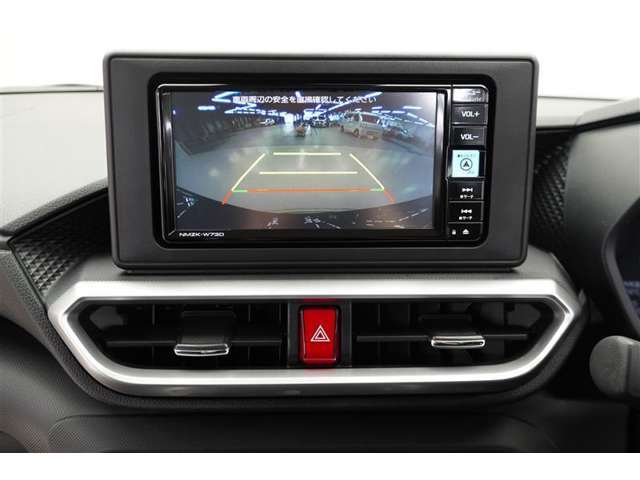 【バックモニター】 バックモニターがあれば車庫入れ時など、後ろが確認できて安心です。運転に自信がない方にはおすすめの装備です。ただし、バック時目視での確認も忘れずに。