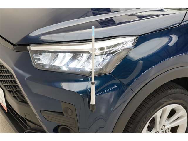 車を安全に運転するために重要な役割を果たしているフェンダーポールは左前方の距離感をつかみやすくなります。
