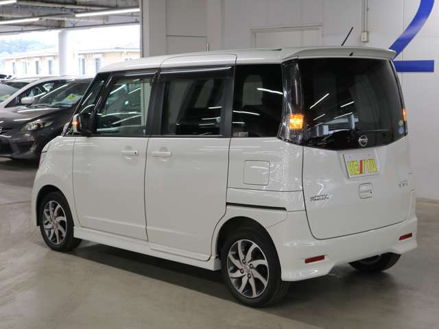 雨が降ってもゆったりと車選びができる全天候型立体展示場！エスカレーター完備！