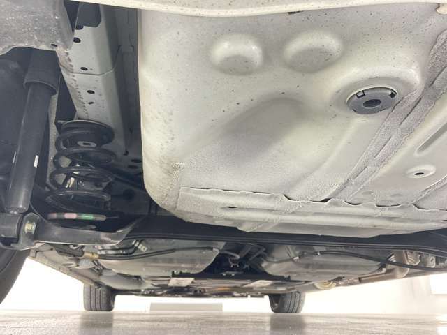 中古車だと気になる足廻り＆下廻り・・・ご覧の通り状態良好◎沿岸部や降雪地にお住まいのお客様もご安心ください。