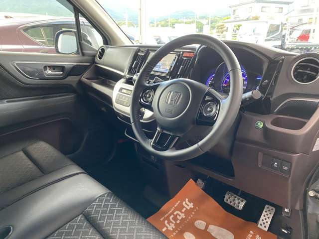 禁煙車！ハーフレザーシート装備で高級感上々！ベンチシート採用で広々！使いやすい車内には定評があります！