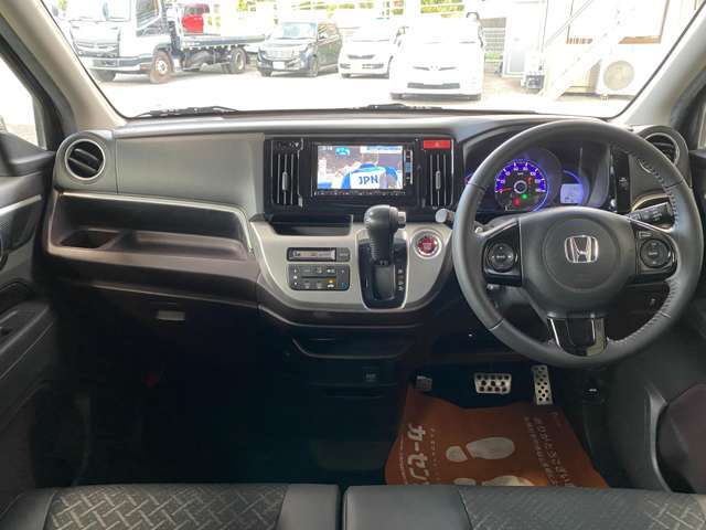 禁煙車！ハーフレザーシート装備で高級感上々！ベンチシート採用で広々！使いやすい車内には定評があります！