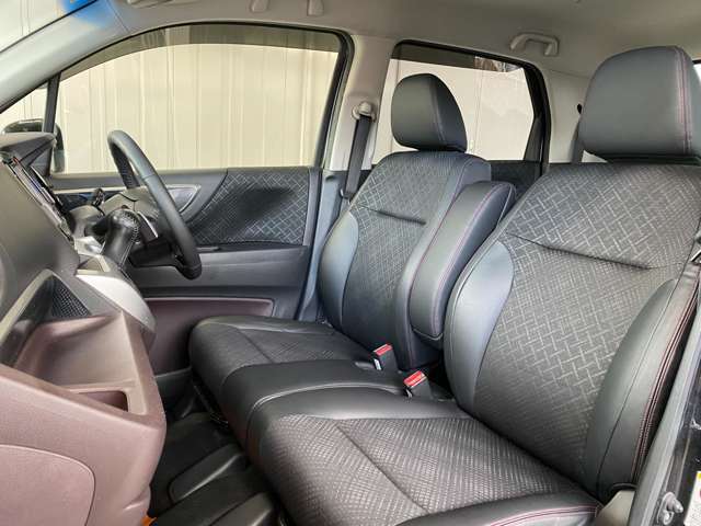 禁煙車！ハーフレザーシート装備で高級感上々！シミや汚れも無く、非常にキレイな内装も自慢です！室内クリーニング済です！