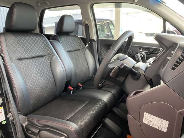 禁煙車！ハーフレザーシート装備で高級感上々！シミや汚れも無く、非常にキレイな内装も自慢です！室内クリーニング済です！