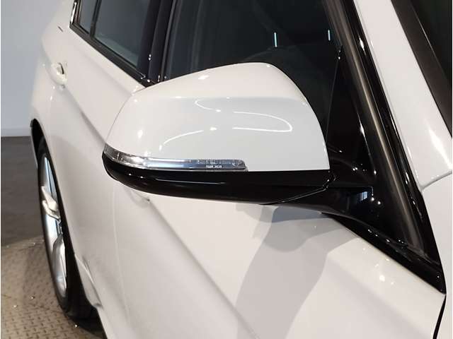 ドアミラーにはLEDウインカーが埋め込まれており、対向車からの視認性を高めております。