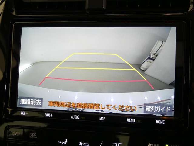 バックガイドモニター付き。車両後方の映像をナビ画面に表示し、駐車などの後退操作をサポートします。