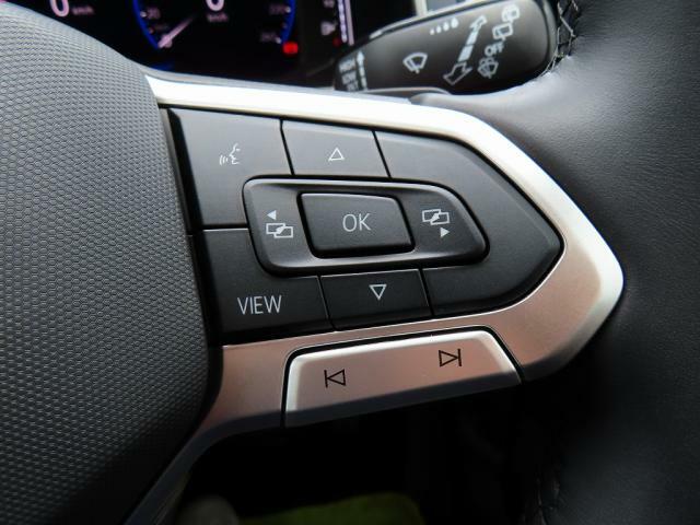 ハンドル右側には、メーター内の情報を操作するスイッチが配置されております。