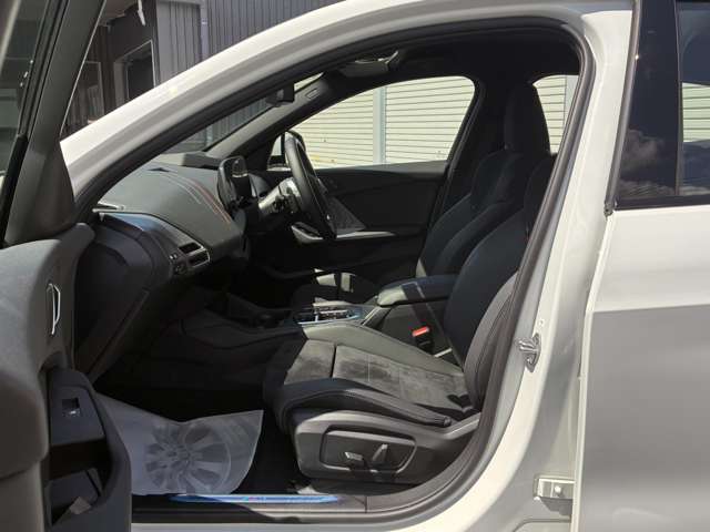シート調整は稼働範囲が広いのでぴったりの運転ポジションに設定できます