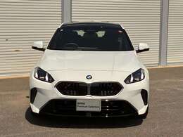 フロントマスクのキドニーグリルはどこからみてもBMWとわかるスタイルです