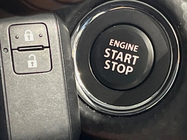【キーレススタートシステム】カバンやポケットに入れたままでもドアの施錠・解錠が可能なスマートキーを装備。エンジンのオン・オフ時もカギを取り出す必要が無いからとっても便利です♪