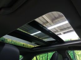 【パノラマムーンルーフ】車内の解放感が一気に上がる大型のパノラマルーフ！季節を問わず開放的で快適なドライブをお楽しみいただけます。流通量も少なく希少価値の高い人気の装備です♪