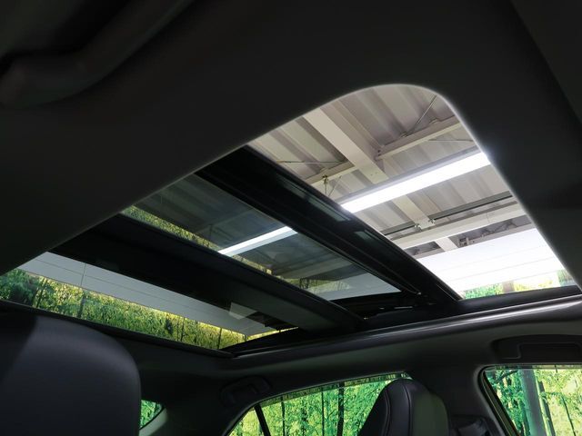 【パノラマムーンルーフ】車内の解放感が一気に上がる大型のパノラマルーフ！季節を問わず開放的で快適なドライブをお楽しみいただけます。流通量も少なく希少価値の高い人気の装備です♪