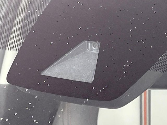 【トヨタセーフティセンス】走行中に前方の車両等を認識し、衝突しそうな時は警報とブレーキで衝突回避と被害軽減をアシスト。より安全にドライブをお楽しみいただけます。