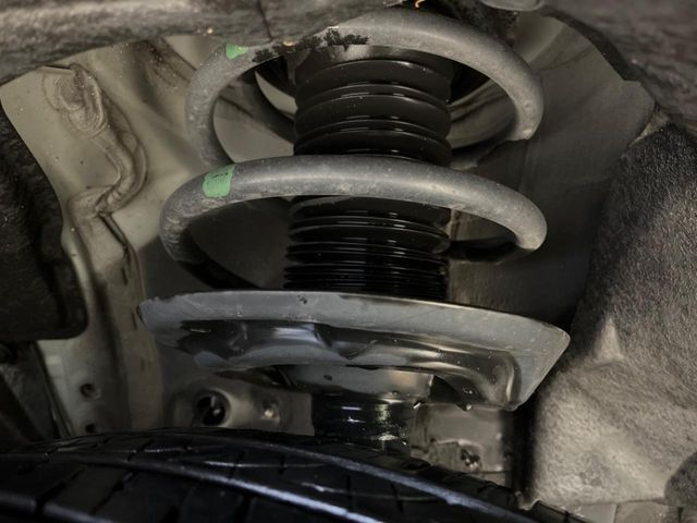 お車を安心してお乗りいただく為には、足回りの定期点検が欠かせません。サービスサポート（有償保証）では無料点検もご提供しており、安心のカーライフをお過ごしいただけるサポート体制が整っています。