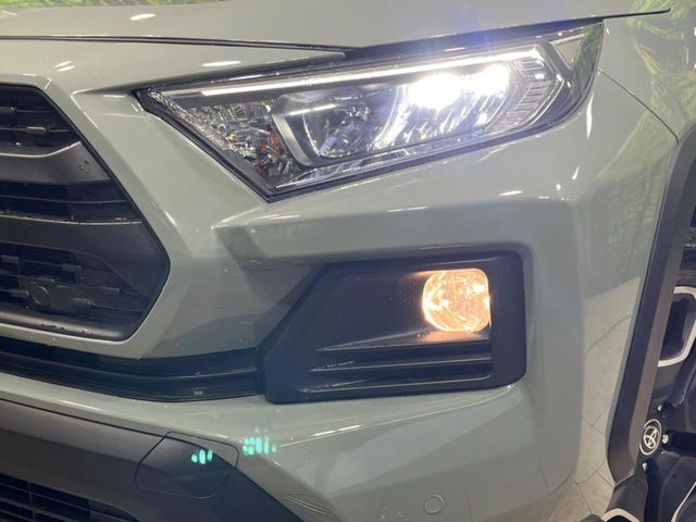 【LEDヘッドライト】悪天候や夜間走行時も良好な視界を確保し安心して運転できる高輝度LEDヘッドライトを装備！点灯速度が早く、消費電力も抑えられています。