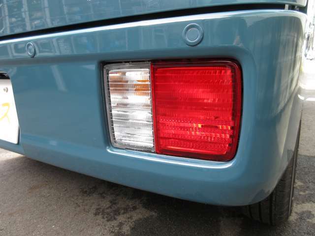 純正ですがお洒落な赤とクリアレンズのテールランプ