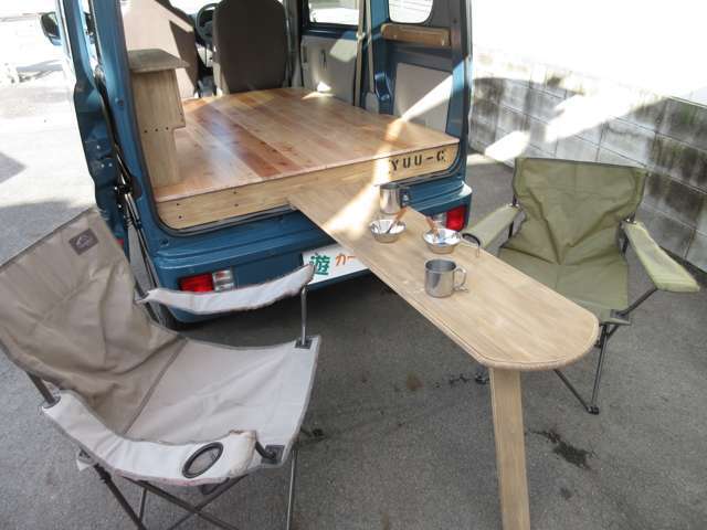 ☆2方向パノラマテーブル！サイドの使用時のイメージ画像！簡単に車内で車外で使用の出来る便利アイテム！外に出してアウトドアランチ！そして車内から夜景を見ながらのディナーは至福の時間！