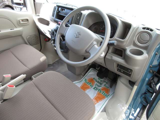 インパネの全体画像！左右に便利なドリンクホルダー付いてます！