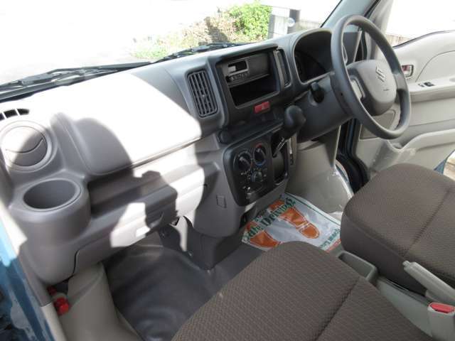 インパネの全体画像！左右に便利なドリンクホルダー付いてます！