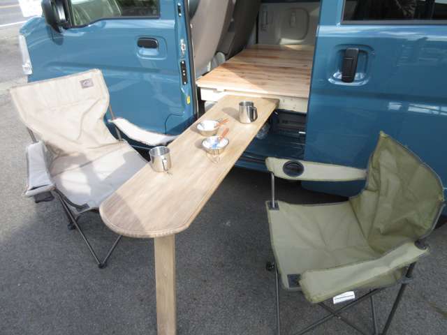 ☆2方向パノラマテーブル！サイドの使用時のイメージ画像！簡単に車内で車外で使用の出来る便利アイテム！外に出してアウトドアランチ！そして車内から夜景を見ながらのディナーは至福の時間！