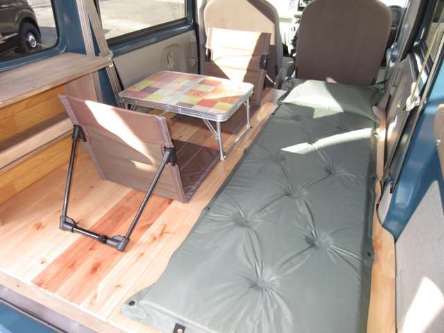 遊カ～ズの目指す広々空間！二人で食事も就寝も楽々！フラットなフローリングベットなのでとにかく使いやすい！まるで家のリビングスペースの様な空間です！ペットと共に災害時の避難車輌としても！イメージ画像