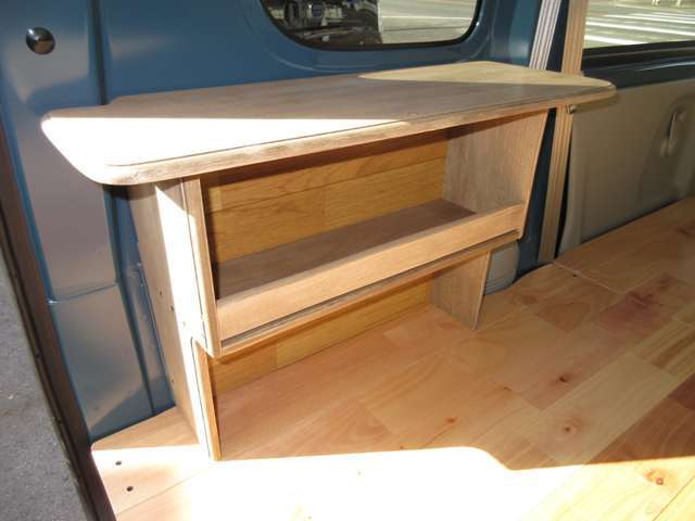 パノラマテーブルとL型で連結する小型ながら多機能な木製のシンプルキャビネットを標準装備！！キャンプのキッチン小物を収納して飾り棚としても！！1段目がフラットでポータブル電源収納も。